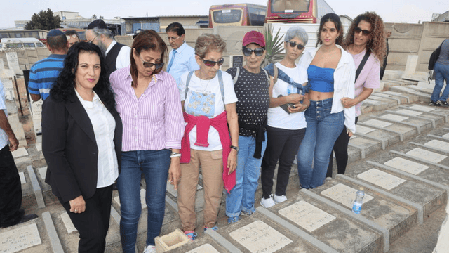 בני משפחתה של זהרה בבית העלמין