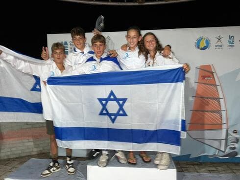 גיל שטוב חוגג את הזכייה. השמיים הם הגבול
