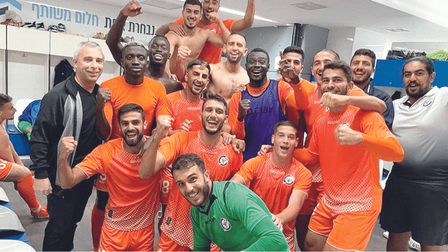 שחקני הפועל ראשל"צ חוגגים בחדר הלבשה, השבוע 