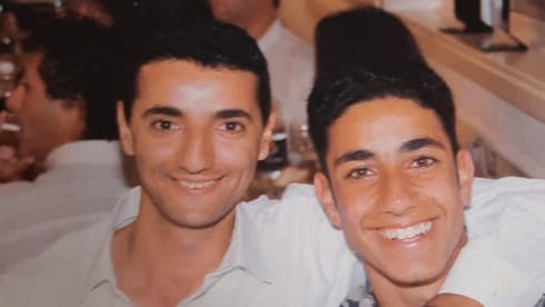"קרובים במיוחד". מימין: יניב ורונן חנניה בצעירותם 