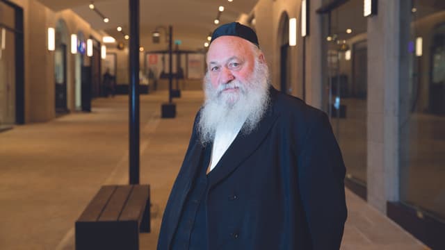 אתגרים בינלאומיים מורכבים לפניו. גולדקנופף