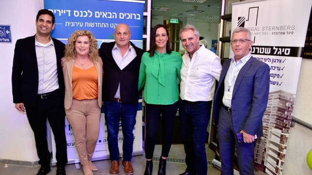 נציגי היזמים והדיירים באירוע החתימה