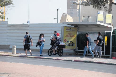 רוכבים על המדרכה