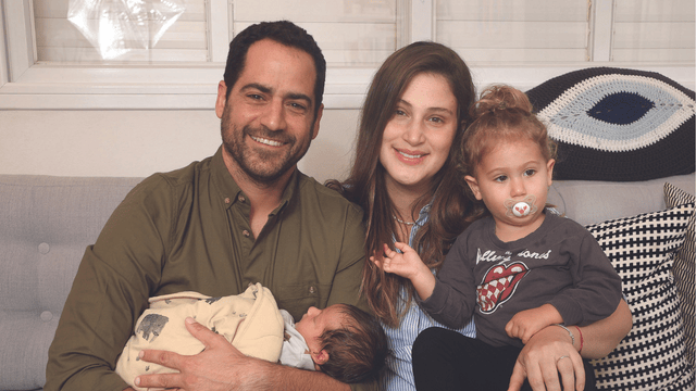 שירי עם בני משפחתו והתינוק שנולד בשבוע הבחירות