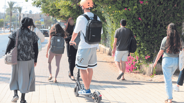 רוכב קורקינט על המדרכה ליד שער אוניברסיטת בן־גוריון. "אתה מרגיש לא בטוח" 