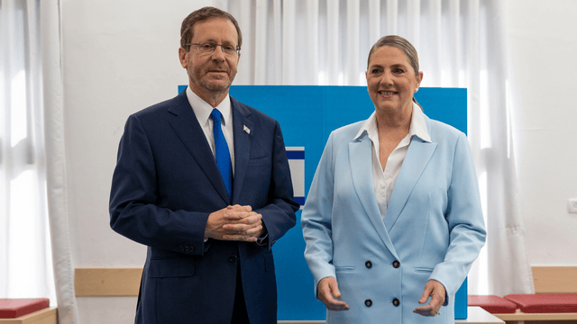 הנשיא יצחק בוזי הרצוג ורעייתו מיכל מצביעים בקלפי בירושלים (צילום: עמית שאבי) הנשיא יצחק בוזי הרצוג ורעייתו מיכל מצביעים בקלפי בירושלים
