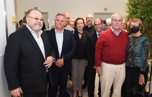 מימין לשמאל: רות וסנדור פרנקל מנאמני קרן הלמסלי, ד"ר אוהד הוכמן, ראש העיר חיפה ד"ר עינת קליש רותם, שר הבריאות ניצן הורוביץ, התורם ג'ורג' שפר (צילום: דור אהרון) מימין לשמאל: רות וסנדור פרנקל מנאמני קרן הלמסלי, מנכ"ל ביה"ח בני ציון ד"ר אוהד הוכמן, ראש העיר חיפה ד"ר עינת קליש רותם, שר הבריאות ניצן הורוביץ, התורם ג'ורג' שפר