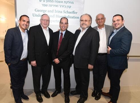 מימין לשמאל: רבי ארי לם מנכ"ל בני ציון ארה"ב, מנכ"ל לשעבר של ביה"ח בני ציון ד"ר אמנון רופא, התורם ג'ורג' שפר, ד"ר אוהד הוכמן, נשיא בני ציון ארה"ב סטיב סויצקי, סמנכ"ל בני ציון ארה"ב ג'סטין כיאט (צילום: דור אהרון) מימין לשמאל: רבי ארי לם מנכ"ל בני ציון ארה"ב, מנכ"ל לשעבר של ביה"ח בני ציון ד"ר אמנון רופא, התורם ג'ורג' שפר מנכ"ל המרכז הרפואי בני ציון ד"ר אוהד הוכמן, נשיא בני ציון ארה"ב סטיב סויצקי , סמנכ"ל בני ציון ארה"ב ג'סטין כיאט