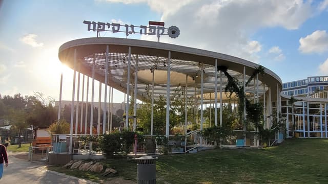 קפה גן סיפור בגן סאקר