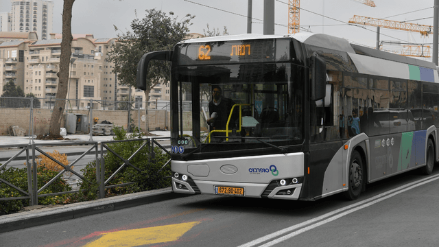 נוסעת בקו 62: "ויתרנו על שיעורי הצ'לו לילד" (צילום: יואב דודקביץ') קו 62