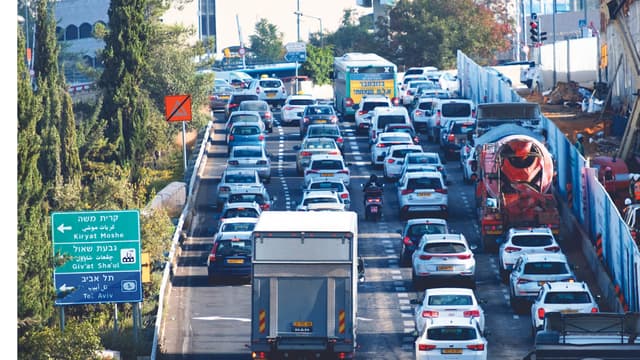 פקקים ביציאה מכביש בגין