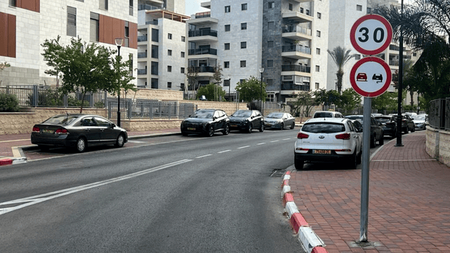 מחליפים תמרורים. רחוב ינקינטון בגבעת הרקפות