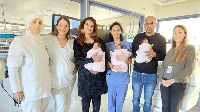 אימאן סאמר אבו פנה  עם הצוות הרפואי בבית החולים "הלל יפה"