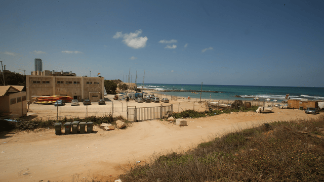 חוף הדייגים. "נקי"