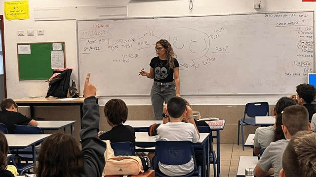 ניצן גינזבורג, רכזת פרויקטים במחלקת הנגישות בעיריית הרצליה, ואמא של תלמידה מבית-ספר נוף ים, מעבירה שיעור לתמידי בית-ספר נוף ים