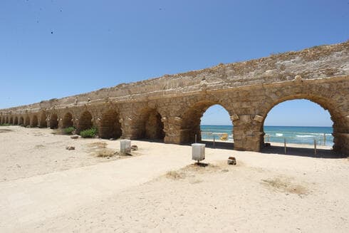 חוף אקוודוקט בקיסריה. גם הוא ברשימה