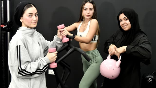 מתאמנות בסטודיו
