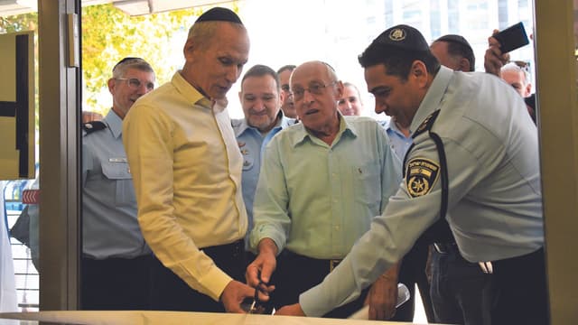 גוזרים את הסרט בתחנת חולון