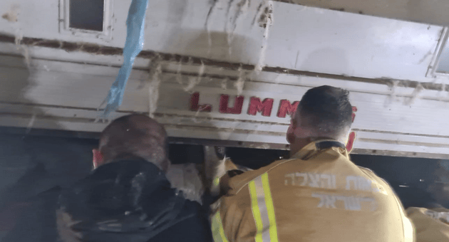 חילוץ לכוד ממכונה במפעל בשגיא 2000
