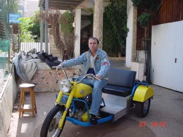 זלוטניק על אחד מרכבי האספנות שלו