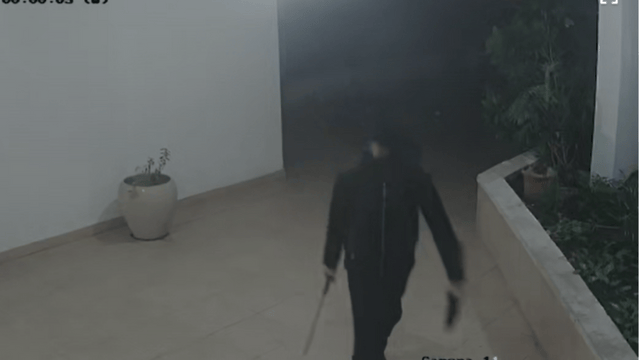 רעול פנים עם מצ'טה בכניסה לבניין ברחוב חפץ חיים בפתח תקוה