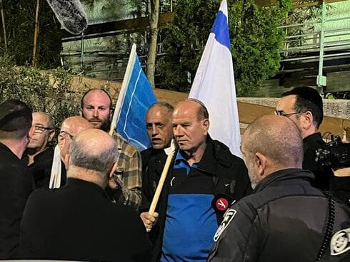מההפגנה מול טיקוטין