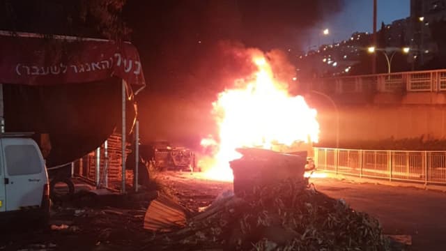 המשאית בוערת