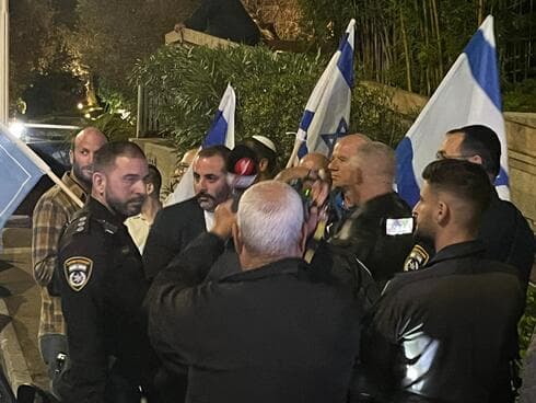 מההפגנה מול טיקוטין