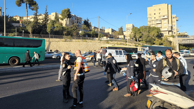 זירת הפיגוע בכניסה לעיר (צילום: מדברים תקשורת) זירת הפיגוע בכניסה לעיר