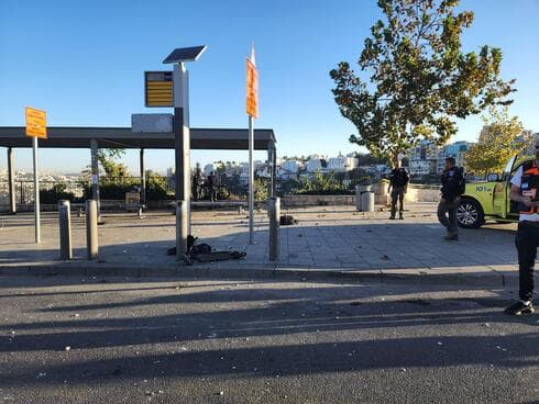 זירת הפיגוע בכניסה לעיר (צילום: מדברים תקשורת) זירת הפיגוע בכניסה לעיר