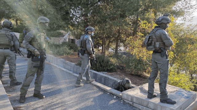 זירת הפיגוע בכניסה לעיר, כוחות במקום (צילום: דוברות המשטרה) זירת הפיגוע בכניסה לעיר, כוחות במקום