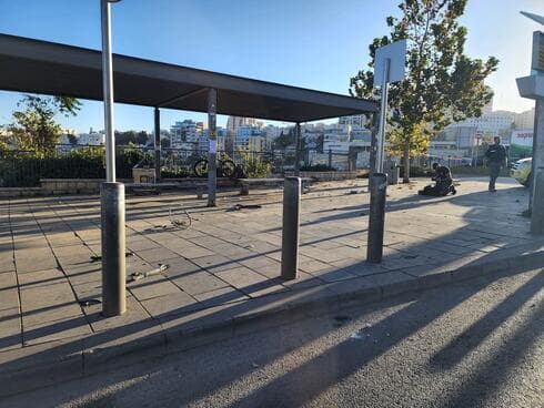 זירת הפיגוע בכניסה לעיר (צילום: מדברים תקשורת) זירת הפיגוע בכניסה לעיר