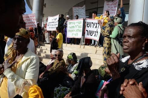 הפגנה של חברי קהילת העבריים נגד גירושם מהארץ של 50 מחברי הקהילה
