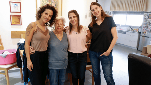 מימין: ויסוצקי, לוי ומן מבקרות את תקווה פקירו, אמה של לוי