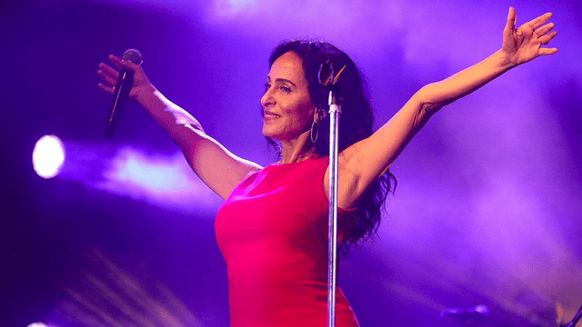ריטה במהלך ההופעה בוועידת העסקים של ידיעות תקשורת
