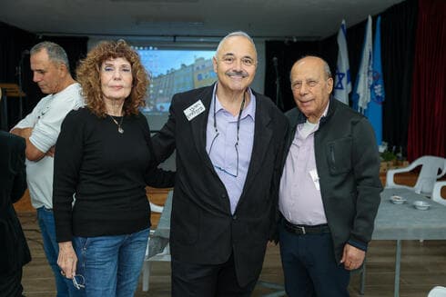 ראובן פינקלשטיין עם הזוג בר-עוז (צילום: דודו ספיר) ראובן פינקלשטיין עם הזוג בר-עוז