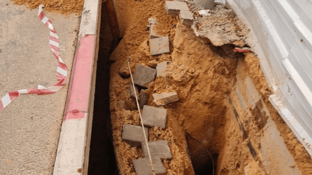 בשל עבודות בנייה: בור נפער במדרכה ברחוב ילג בחולון, האזור נסגר לתנועה