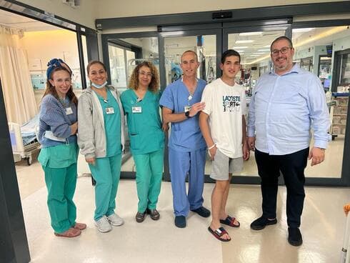 אלחנן ביטון והצוות הרפואי בבית החולים (צילום: שערי צדק) אלחנן ביטון והצוות הרפואי בבית החולים