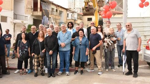 בעלי הדירות עם אנשי החברה