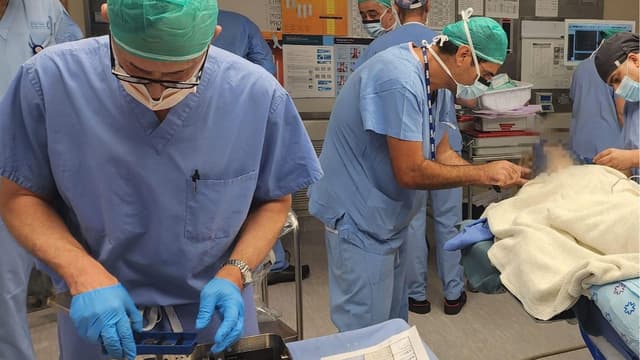 מימין: ד״ר דוד חזון וד״ר אלון מוגילנר והמטופלת בעת הניתוח