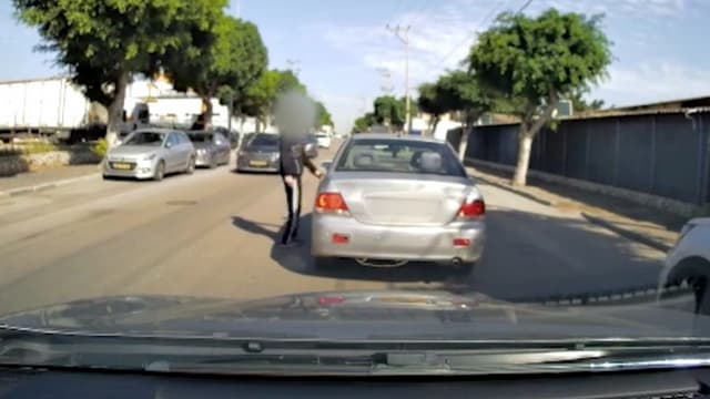 הצעיר מאיים על הנהגת