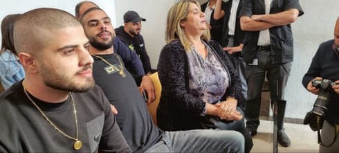 מעשיו מעידים על אכזריותו ועל מסוכנותו". בשיר (מימין) בבית המשפט