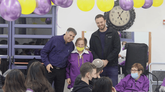 אור גרינפלד ומויש לוי בדיור מוגן בעיר