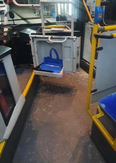 שמשת האוטובוס שנופצה בקרית אתא 