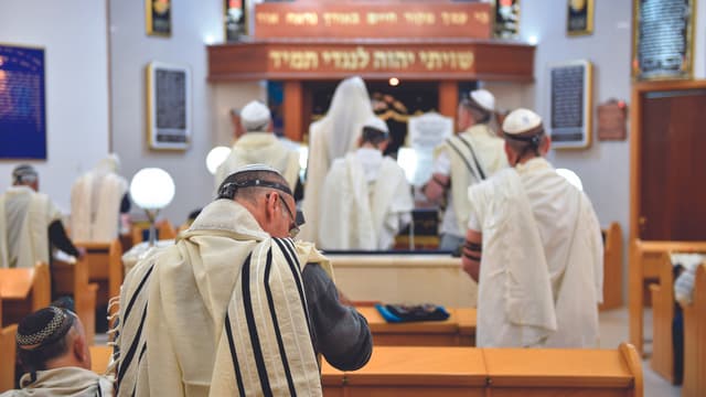 המתפלל לא משלים עם רוע הגזירה (המחשה: שאטרסטוק) המתפלל לא משלים עם רוע הגזירה