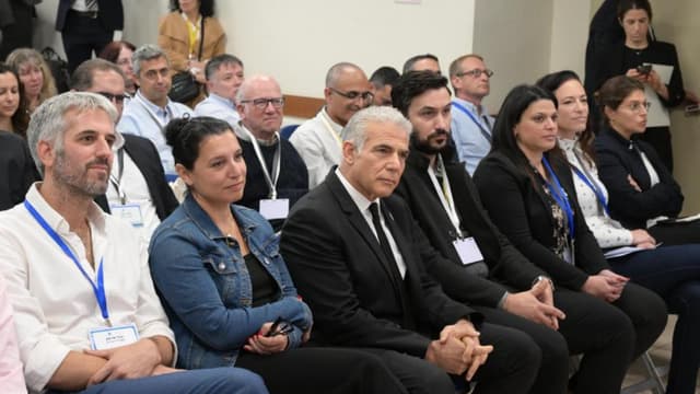 ראש הממשלה לפיד ומשתתפי הכנס