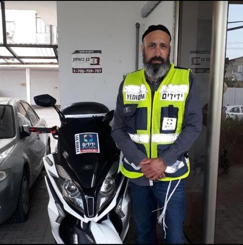 אברהם עם האופנוע שנגנב אמש אברהם עם האופנוע שנגנב אמש