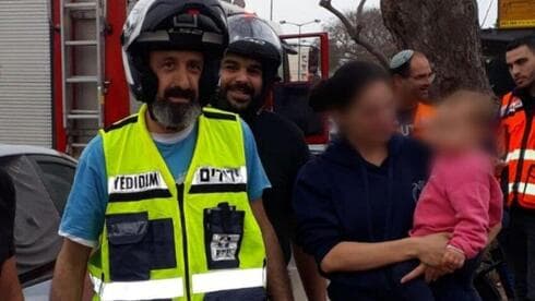 כהן בחילוץ פעוטה מרכב נעול (צילום: דוברות ידידים) כהן בחילוץ פעוטה מרכב נעול