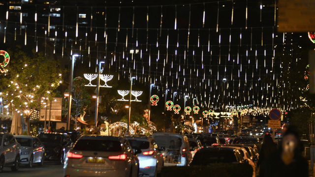 הקישוטים במושבה הגרמנית כבר מוכנים (צילום: ראובן כהן עיריית חיפה) הקישוטים במושבה הגרמנית