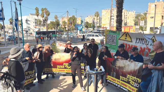 הפגנת התושבים סמוך לבית המשפט השבוע הפגנת התושבים סמוך לבית המשפט השבוע